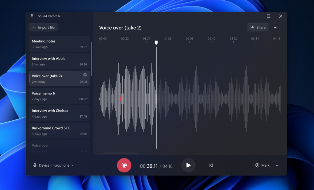 The redesigned Sound Recorder app in dark theme for Windows 11.