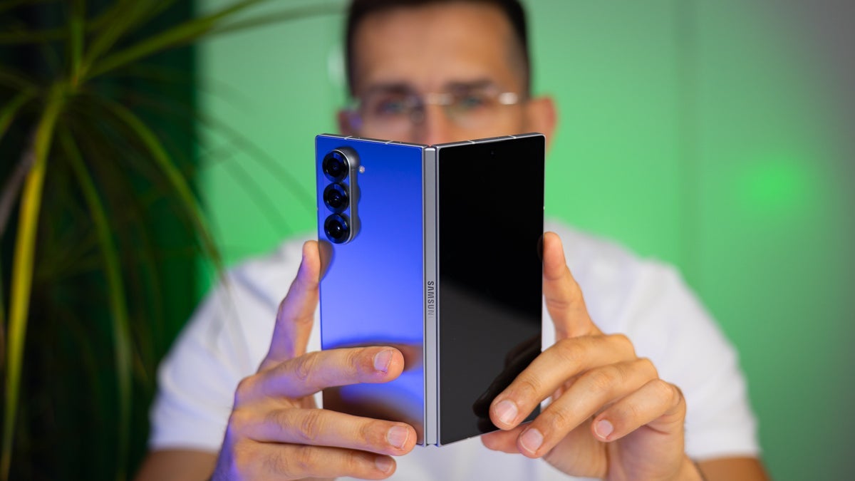 www.phonearena.com